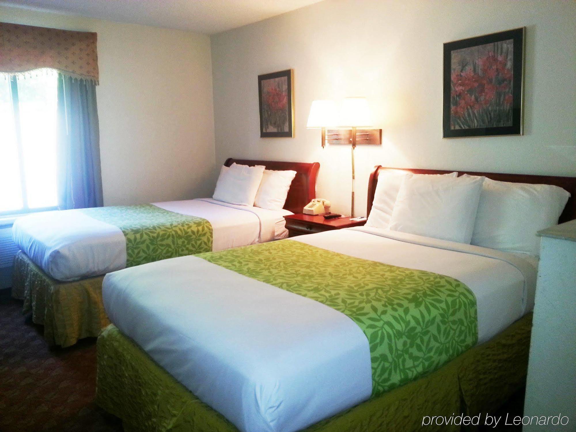 Red Roof Plus+ & 3* Opelika